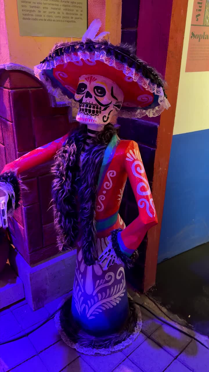 Detailní záběr na mexickou postavu Catrina z oslav Dne mrtvých