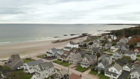 Ein-Gelassener-Blick-Von-Oben-Auf-Die-Wohnhäuser,-Die-An-Einen-Strand-In-Maine-Grenzen