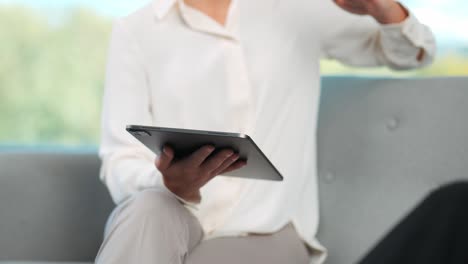 Körperfoto-Einer-Frau-Mit-Tablet-Erklärt-Geschäftsentscheidungen-In-Einer-Besprechung