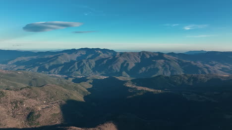 Captura-Aérea-De-Una-Carretera-Que-Se-Abre-Paso-A-Través-Del-Terreno-De-Los-Pirineos.