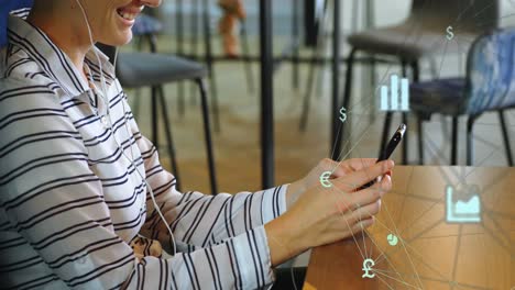 animación de globo de iconos financieros girando sobre mujer caucásica usando teléfono inteligente en una cafetería