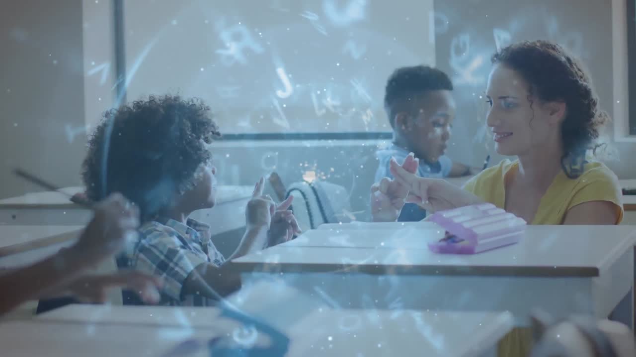 animación del procesamiento de datos sobre diversas maestras y escolares firmando en el escritorio en clase