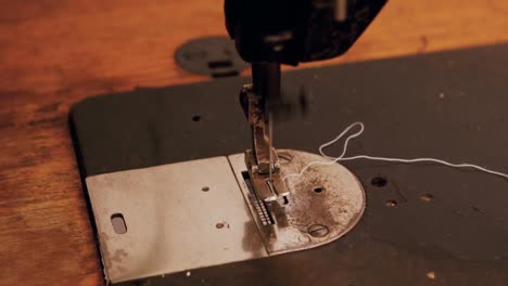 primer plano de la máquina de coser