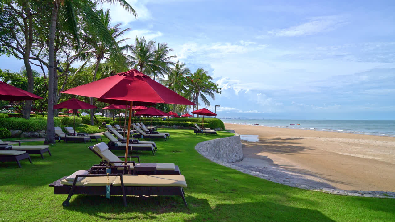 바다 해변 배경과 푸른 하늘과 햇빛과 빨간 우산과 비치 의자