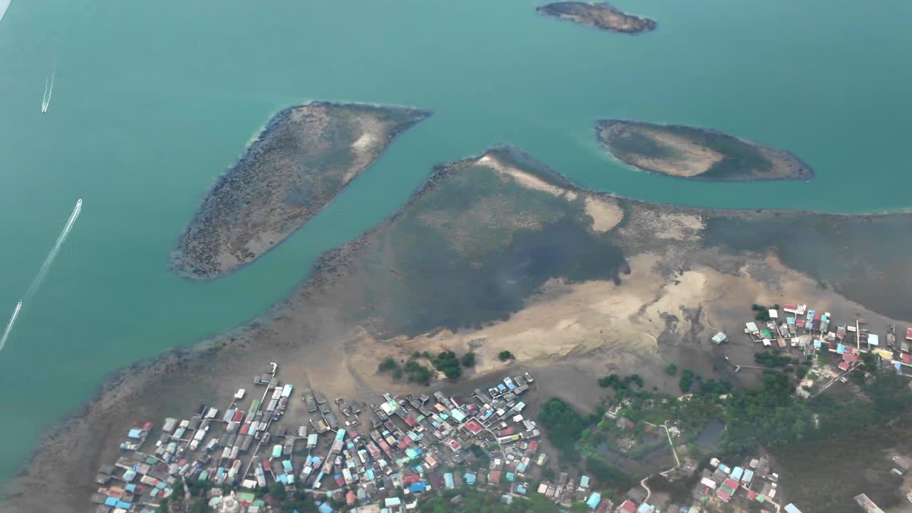 vista aérea de la aldea costera