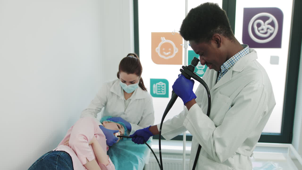 Cirujano realizando una endoscopia laparoscópica para un examen endoscópico de la faringe