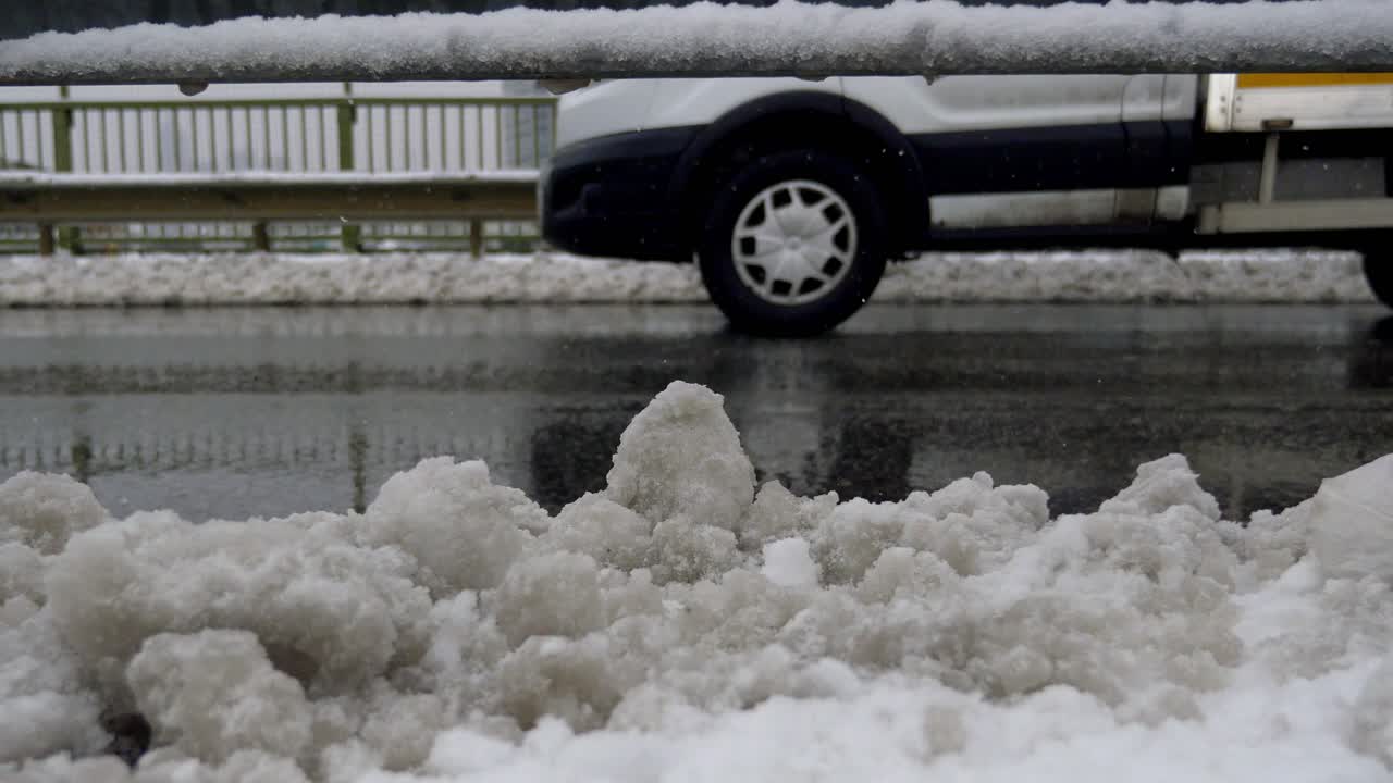 도시 다리 에 있는 눈