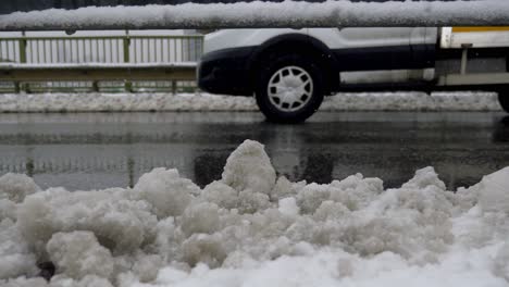 nieve en un puente de la ciudad