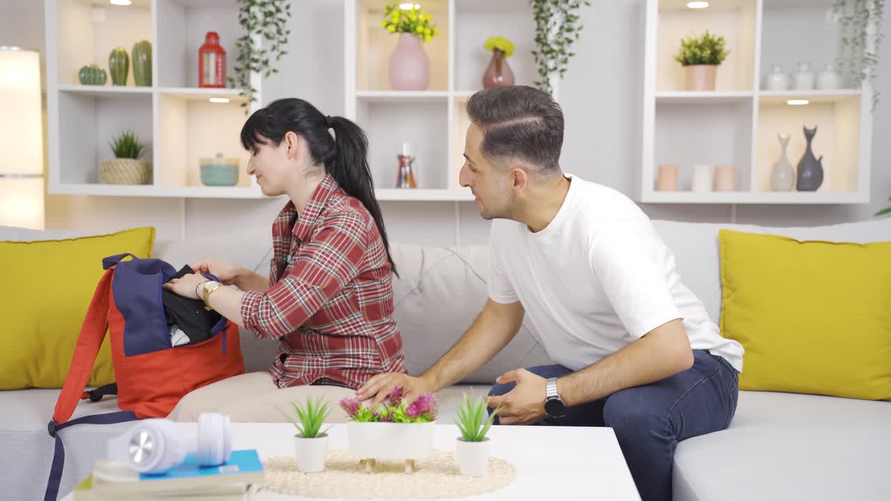 여자가 집을 떠납니다. 부부 분리.