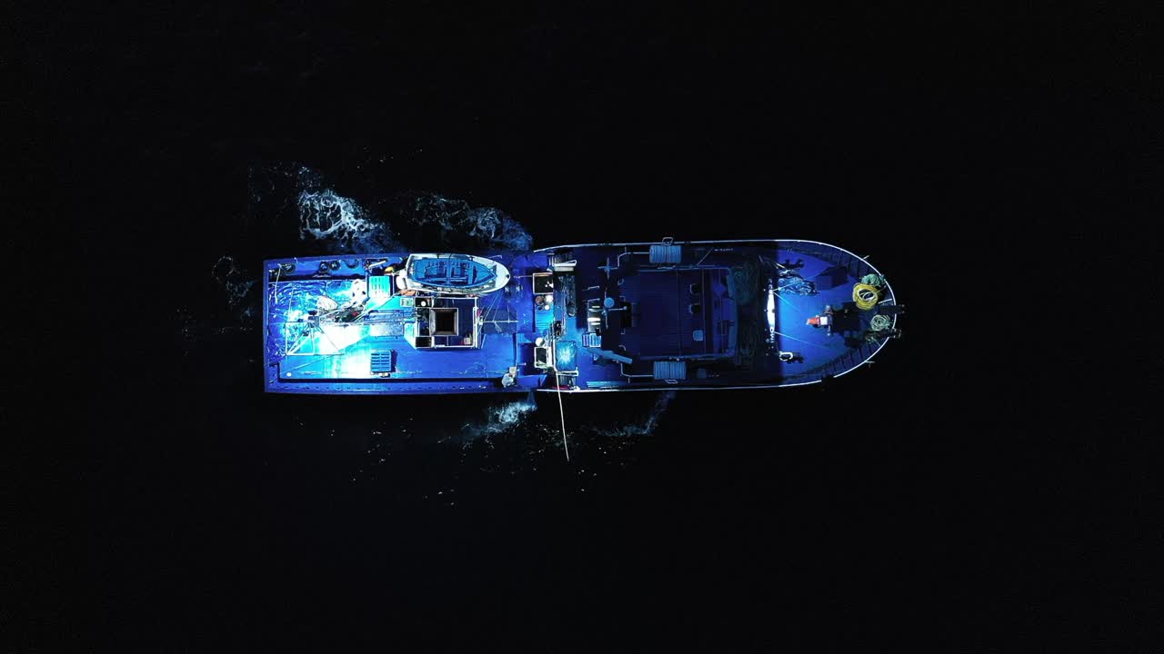 barca da pesca del tonno che pesca di notte nell'oceano atlantico, azzorre