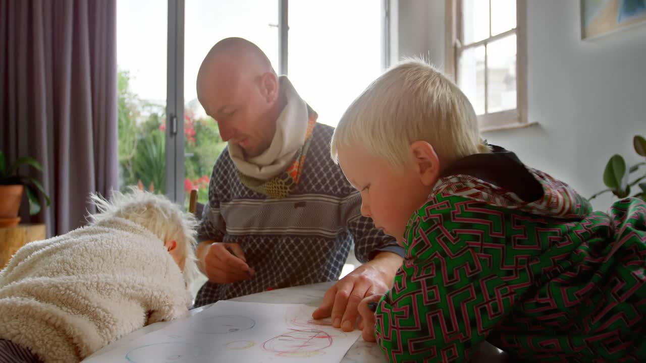 отец помогает своим детям рисовать дома 4к