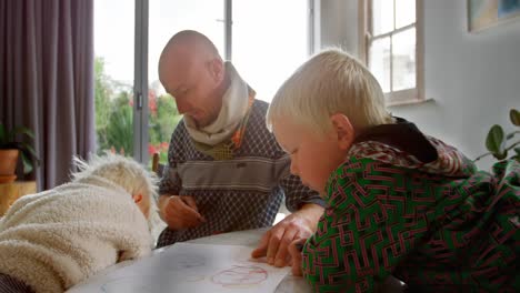 Vater-Hilft-Seinen-Kindern-Beim-Zeichnen-Zu-Hause-4k