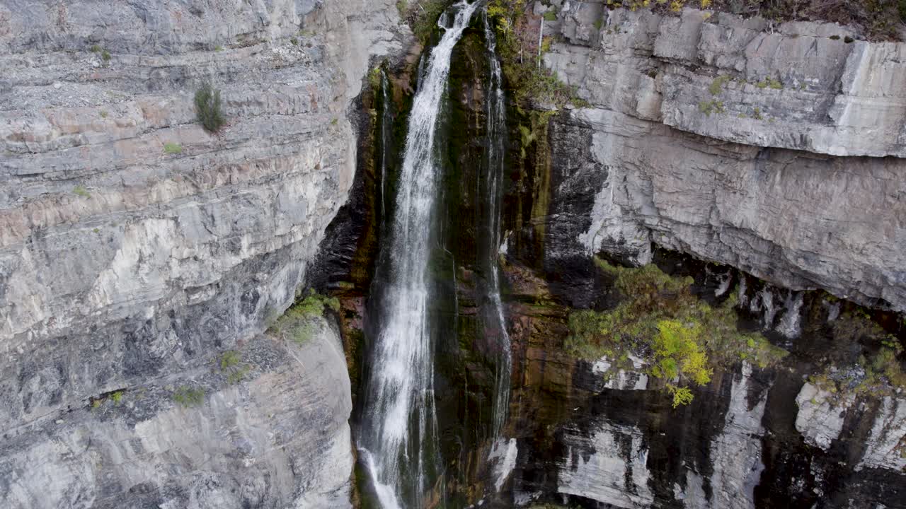 Strømmende foss som kaskader på steinete klipper i Utah-fjellene – luftfoto