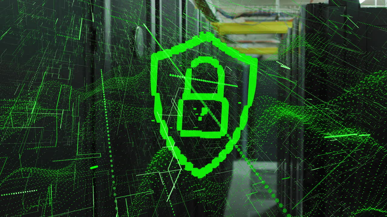 animación de seguridad cibernética de bloqueo y escudo verde sobre los servidores del centro de datos