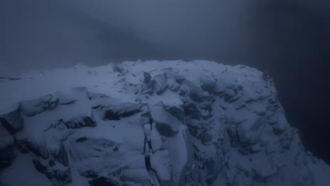 Vista-Aérea-Del-Hermoso-Paisaje-De-La-Montaña-Nevada-De-Noruega-Durante-El-Invierno