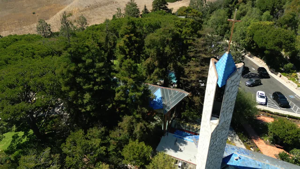 밝고 은 날에 캘리포니아의 팔로스 베르데스 (palos verdes) 에 있는 웨이패러스 (wayfarers) 예배당의 드론 비디오