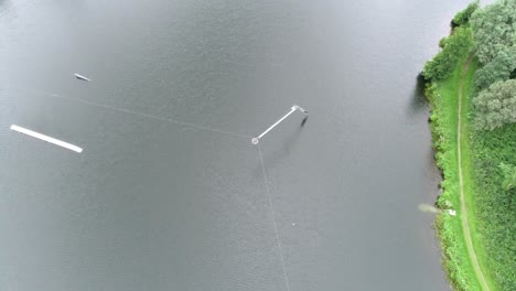 disparo de drones de mecánicos y postes en un estanque de waterboard y waterski