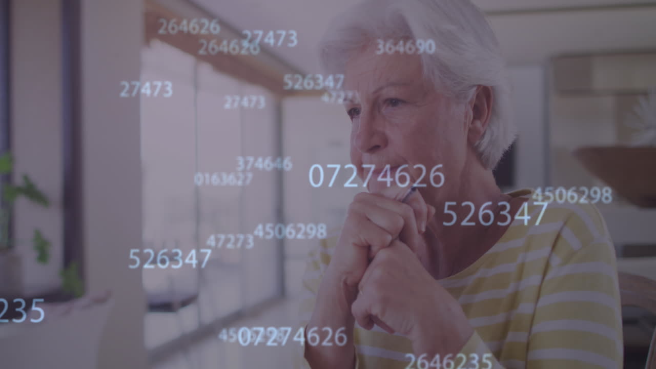 Animation af tal, der behandles, over eftertænksom kaukasisk seniorkvinde, der læner sig derhjemme
