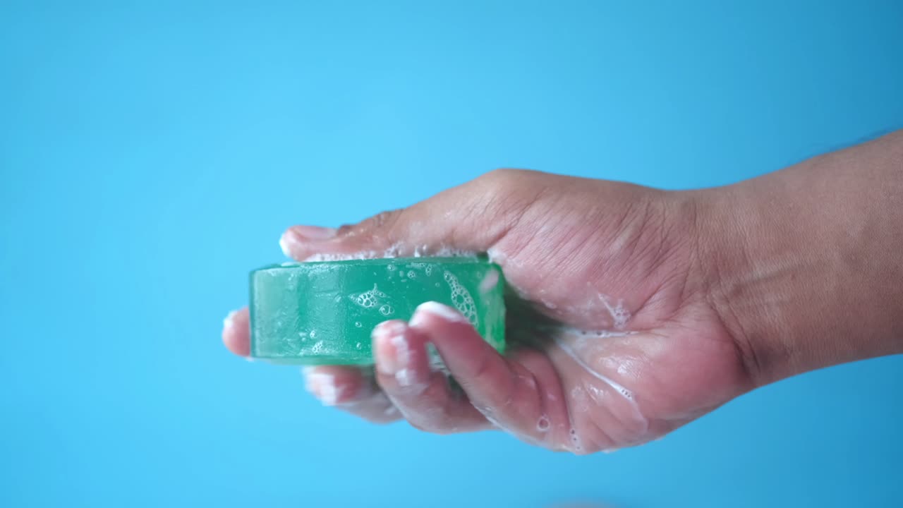 초록색 비누로 손을 는 것