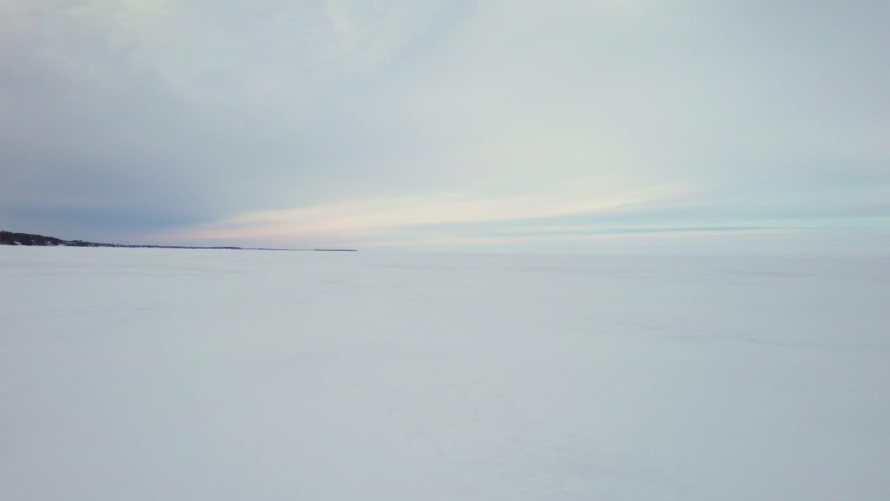 캐나다의 얼어붙은 호수 위로 드론 비행