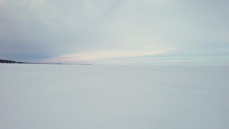 Fliegende-Drohne-über-Einem-Zugefrorenen-See-In-Kanada