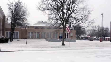 a bandeira americana solitária voa no vento nevado