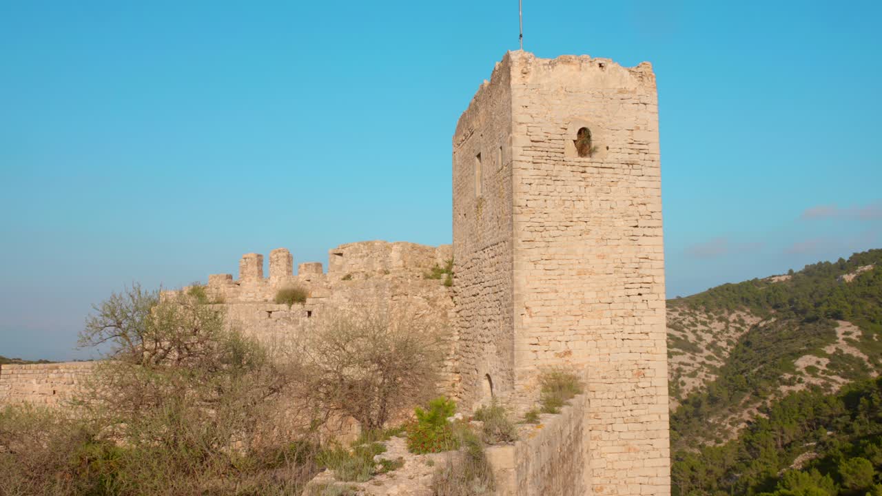 restos antiguos del castillo de pulpis en la comunidad valenciana, españa