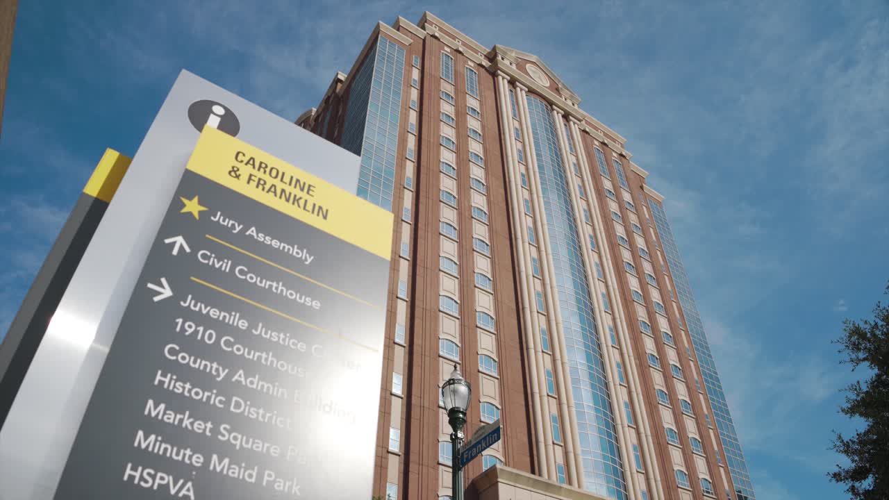 Inquadratura grandangolare dal basso dell'edificio del tribunale civile della Contea di Harris a Houston