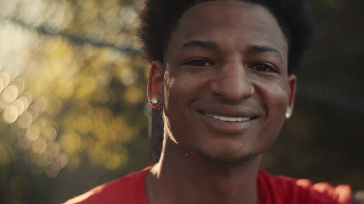 笑顔の男の肖像画