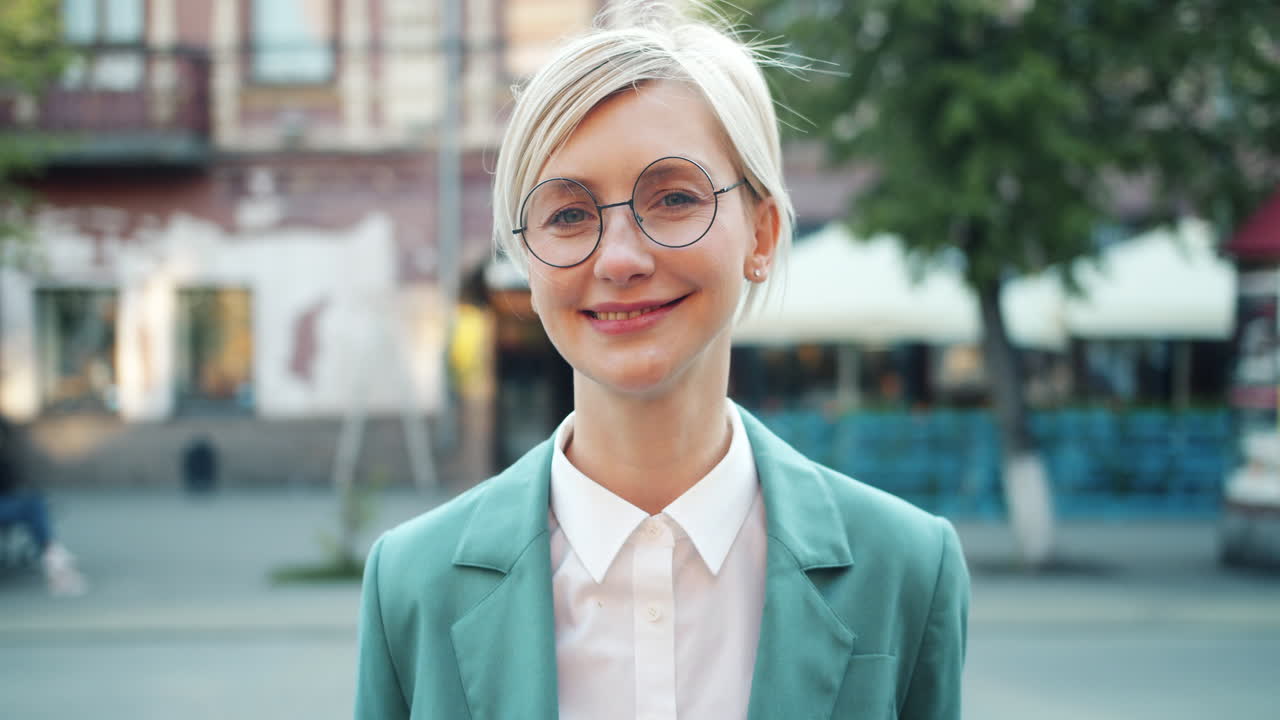 Lächelnde Frau im grünen Blazer