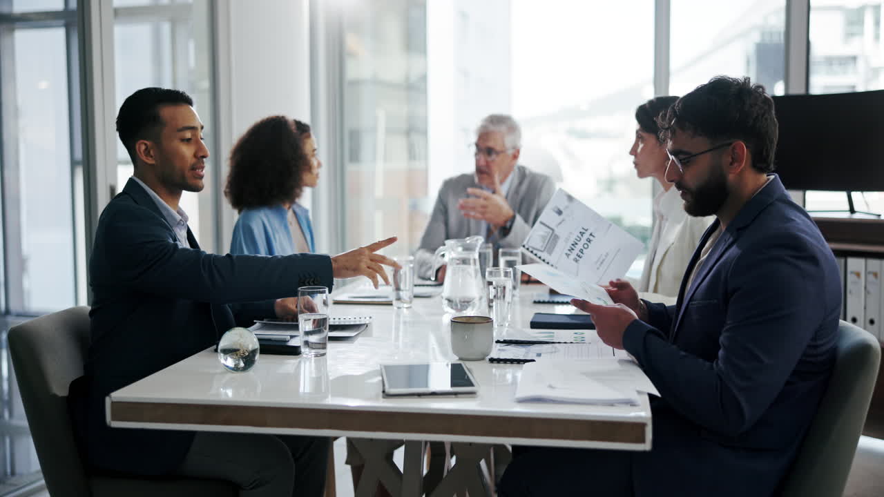 reunión de negocios con colegas alrededor de una mesa