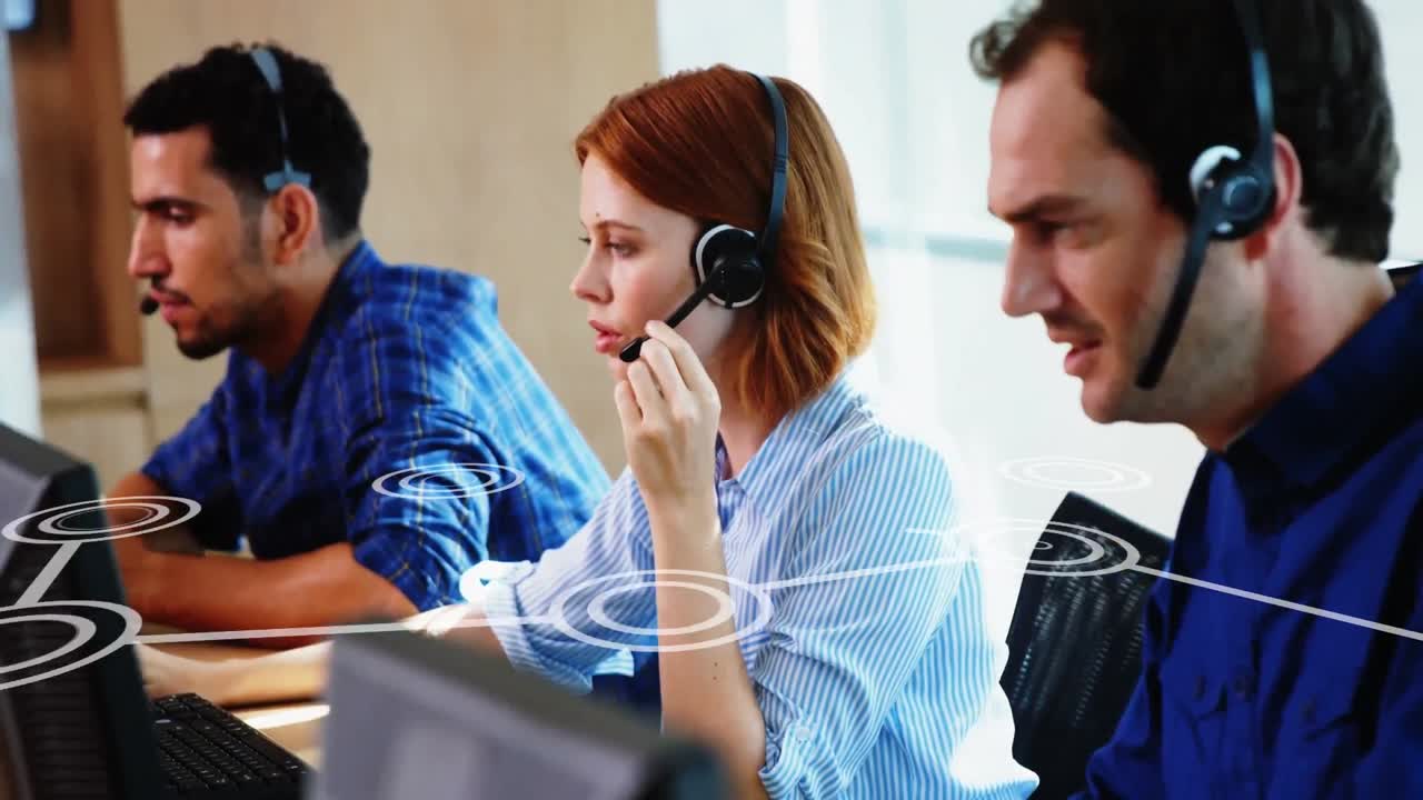 animación de redes de conexiones a través de personas de negocios que usan auriculares telefónicos