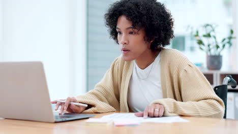 Computadora-Portátil,-Escritura-Y-Una-Mujer-De-Negocios