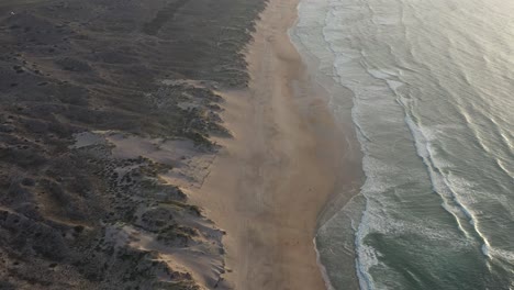 Vista-Aérea-De-La-Playa-De-Baleal-En-Peniche-Al-Atardecer.