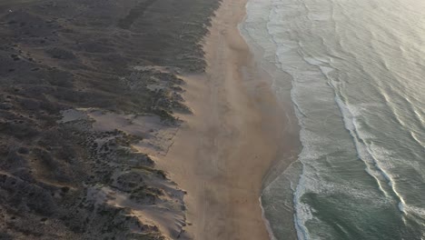 vista aérea da praia do baleal em peniche no sunset