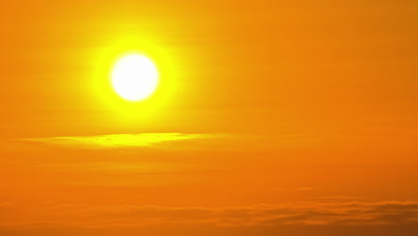 toma de lapso de tiempo de la puesta de sol naranja en el cielo durante el día de niebla en la naturaleza