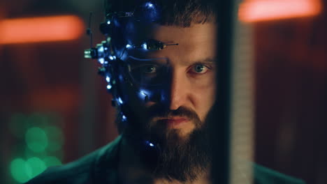hombre cyberpunk con tecnología facial