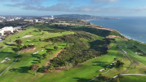 Vista-Aérea-Del-Campo-De-Golf-Torrey-Pines-Volando-Lejos-Del-Océano-Pacífico-Y-Los-Acantilados