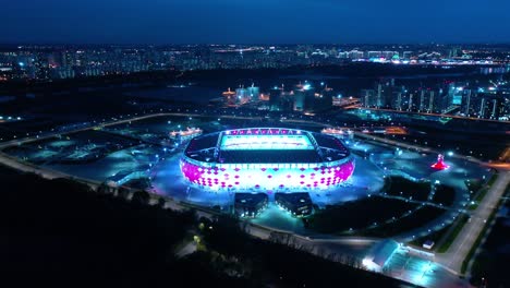 Vista-Aérea-Nocturna-De-Una-Intersección-De-La-Autopista-Y-El-Estadio-De-Fútbol-Spartak-Moscú-Otkritie-Arena