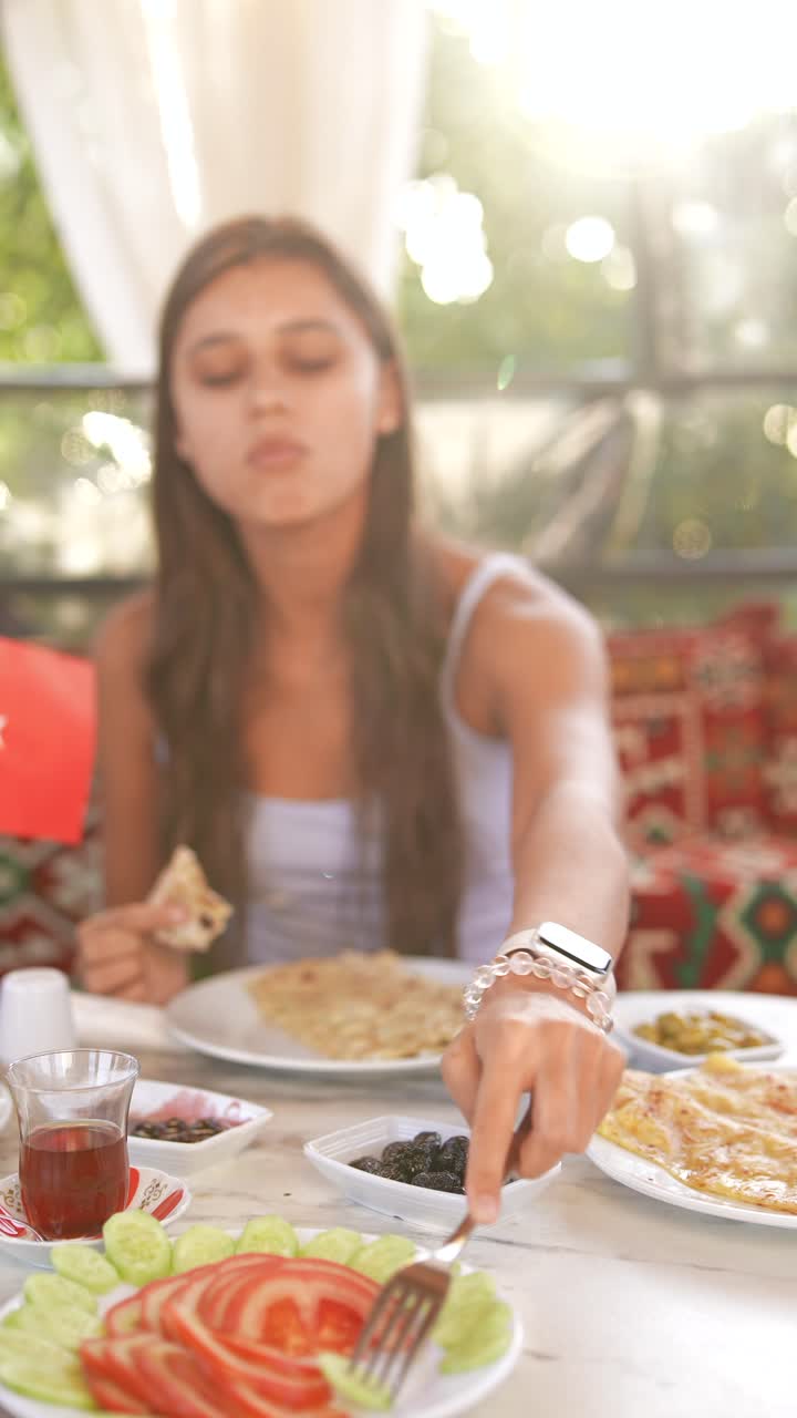 una mujer disfrutando de un desayuno turco.