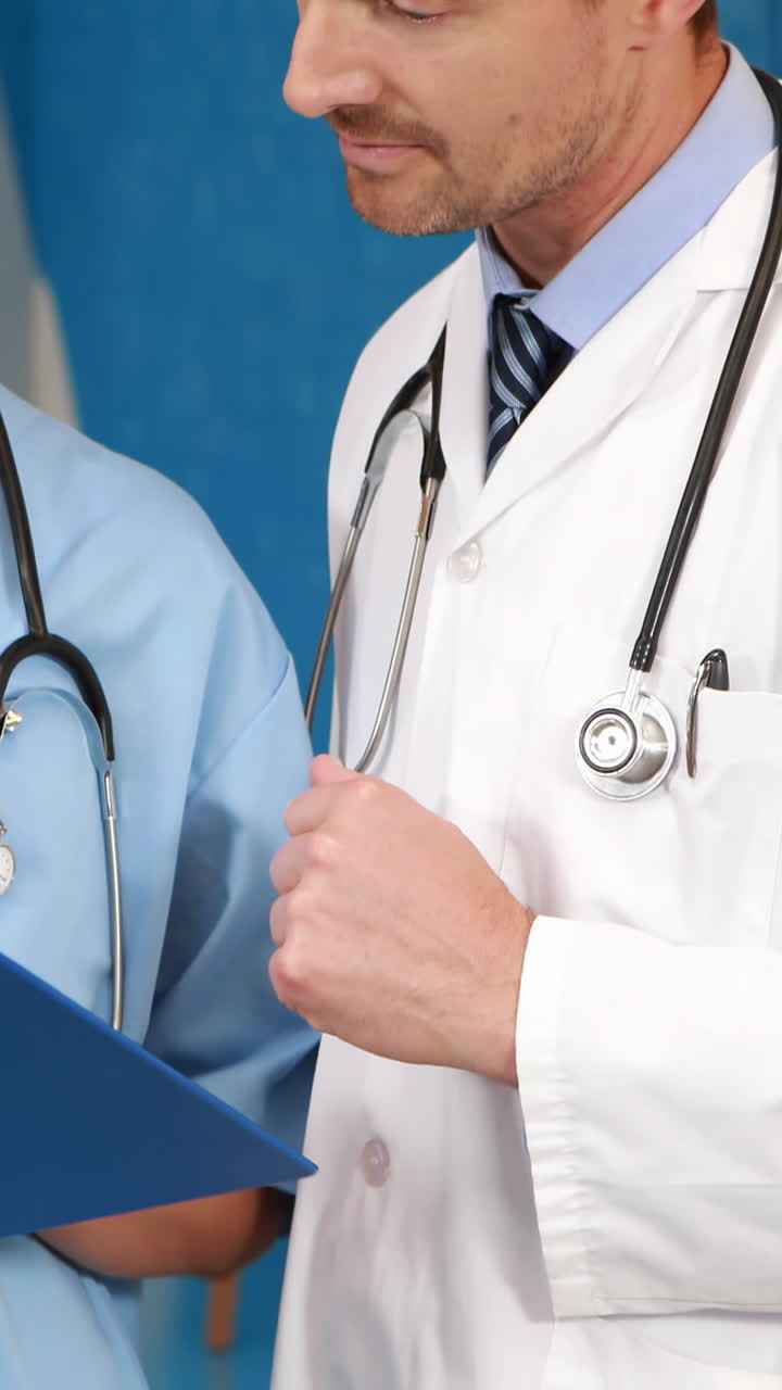 Medici che esaminano documenti.