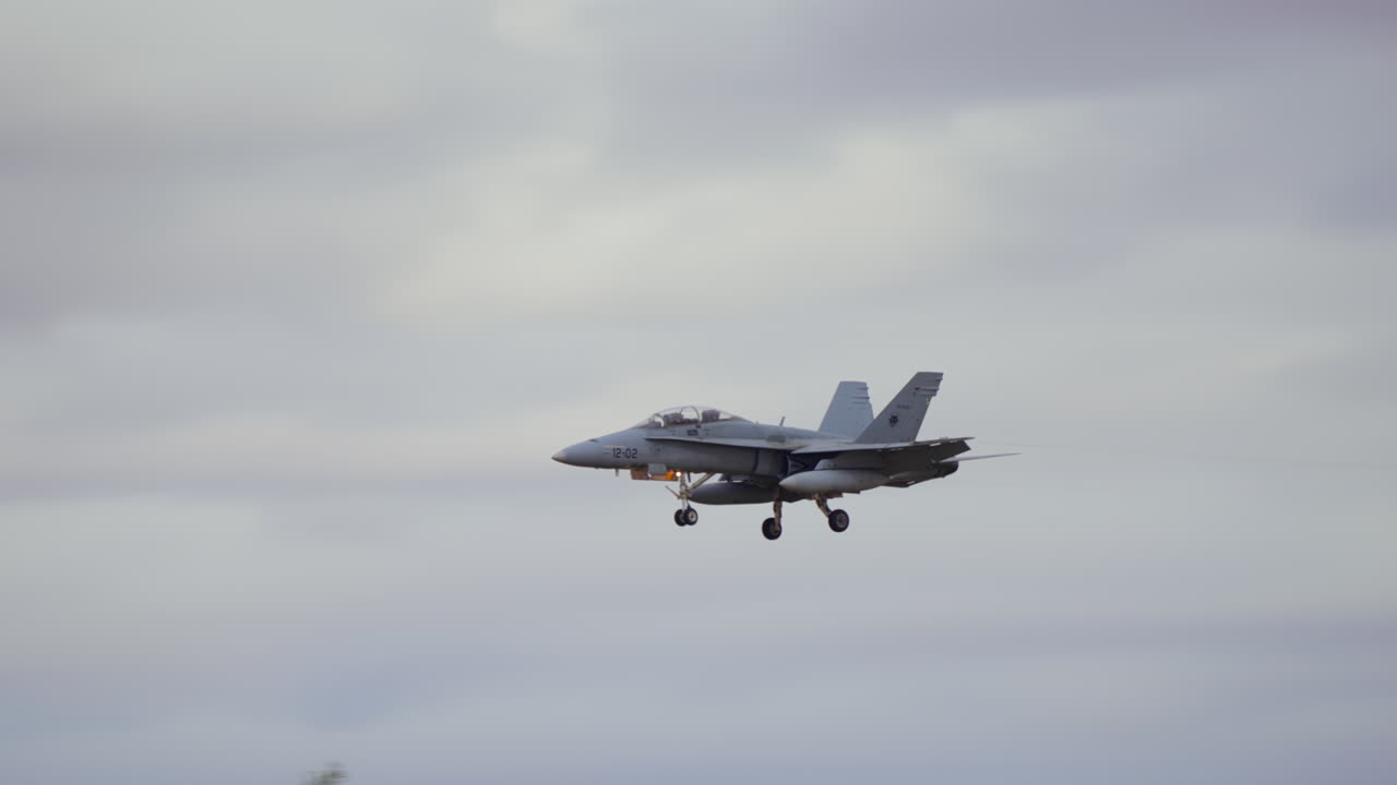 avión de combate en vuelo