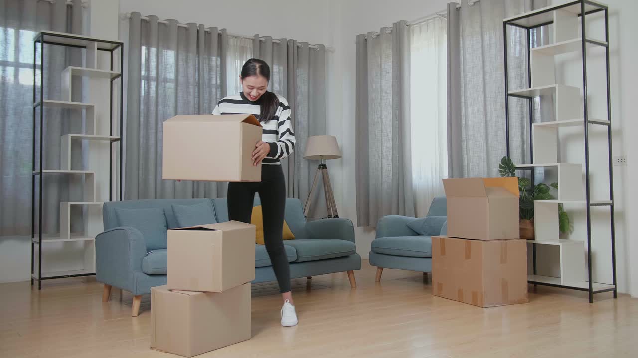 새로운 집에서 상자를 옮기는 여자 춤