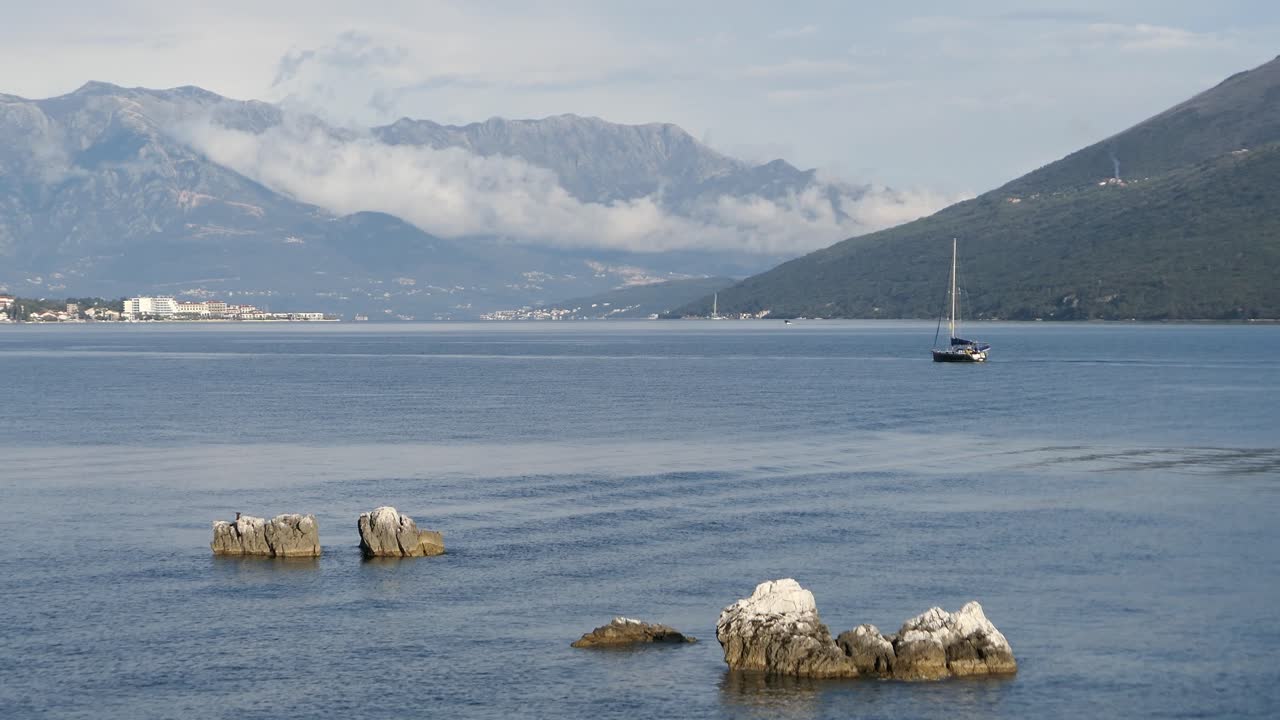 парусная лодка, спокойное море и горы, адриатическое море, черногория