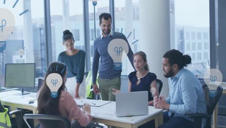 animación de iconos de bombillas digitales sobre diversas personas de negocios en la oficina