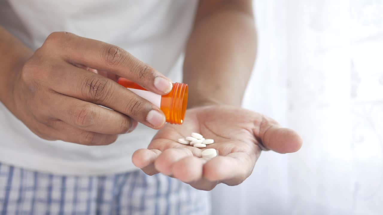 persona que toma pastillas