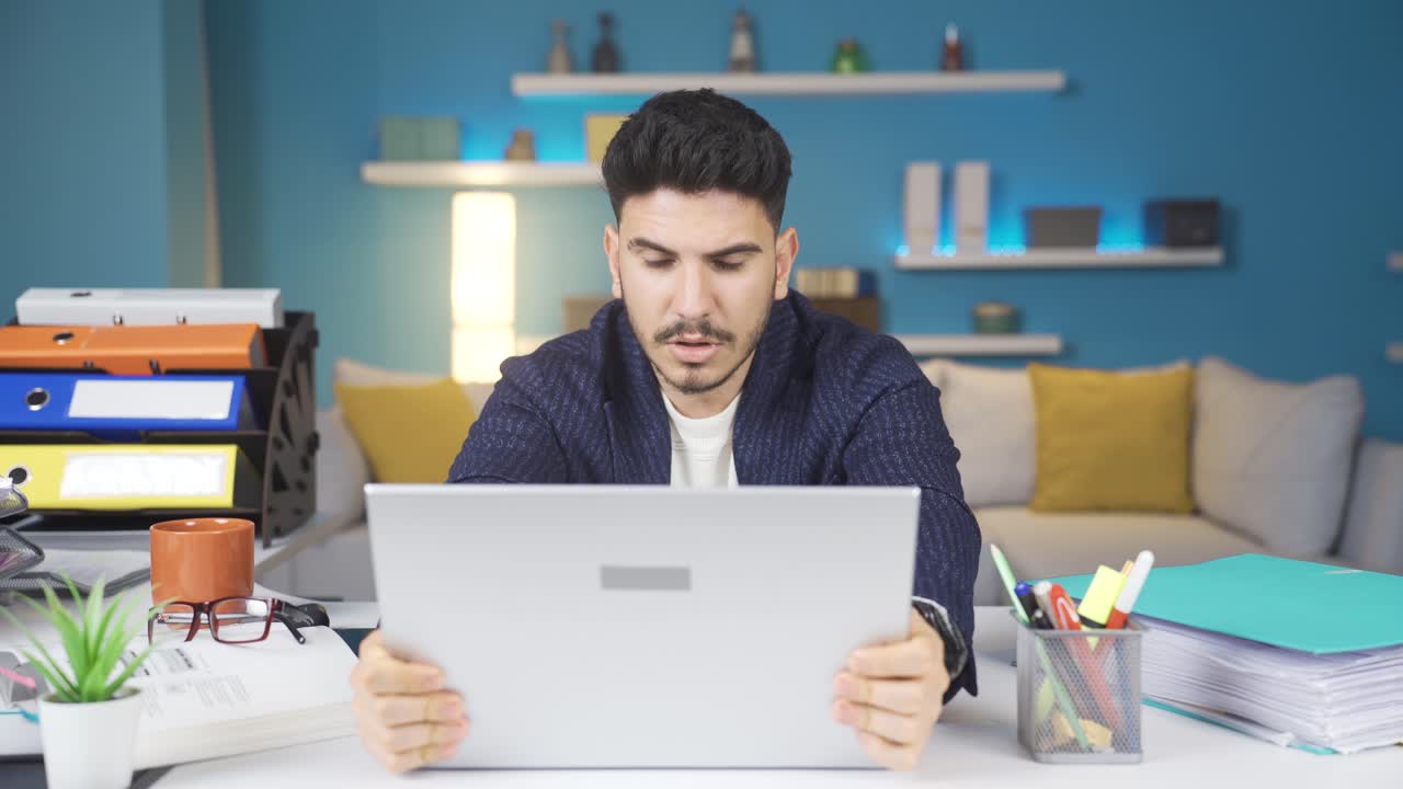 trabajador frustrado de la oficina en casa.
