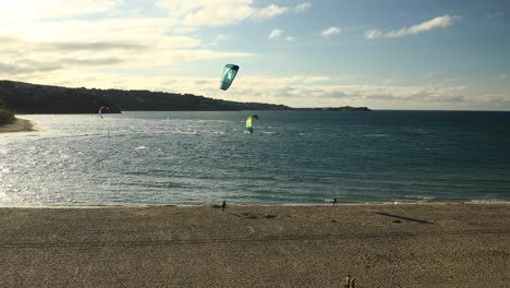 Surfistas-Disfrutando-De-Actividades-Marinas-En-La-Playa-Tropical-De-Hayle-En-Cornwall,-Inglaterra