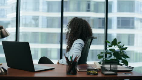 Mujer-Nerviosa-Falla-En-El-Trabajo-Sentada-En-El-Escritorio-De-Cerca.-Niña-Tirando-Papel-Arrugado