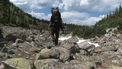 hombre y mujer de mochilero en las montañas de colorado
